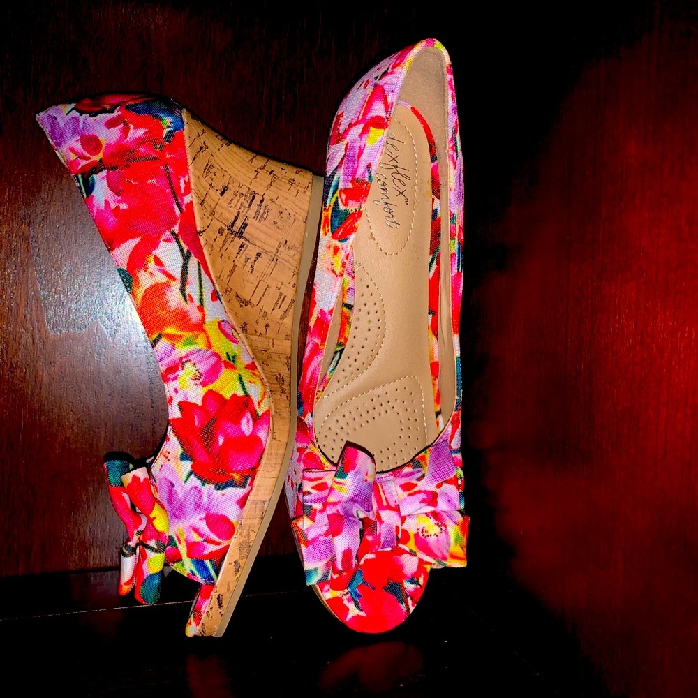 Floral print wedge shoes